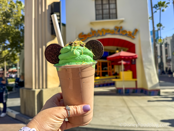 2026-dlr-dca-schmoozies-strawberry-hazel