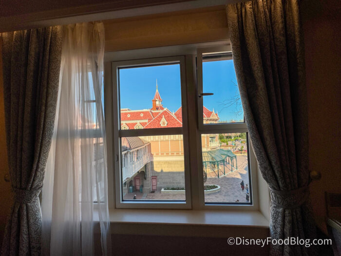 Frozen-Standard-Room-Double-Queen-Disney