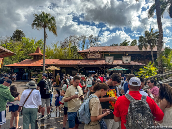 2026-wdw-mk-jungle-cruise-crowds-lines-s