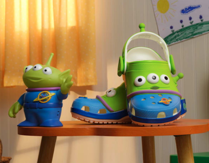 crocs-2026-toy-story-5-green-aliens-shoe