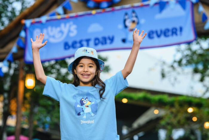 dlr-disneyland-bluey-t-shirt-bucket-hat-