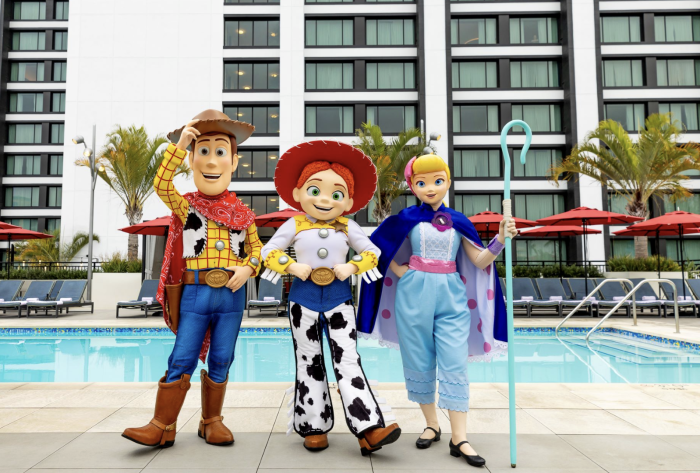 2026-dlr-disneyland-hotels-Disney-Poolsi