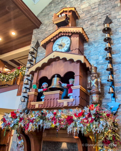 dfb-inn-at-christmas-place-lobby-clock-d