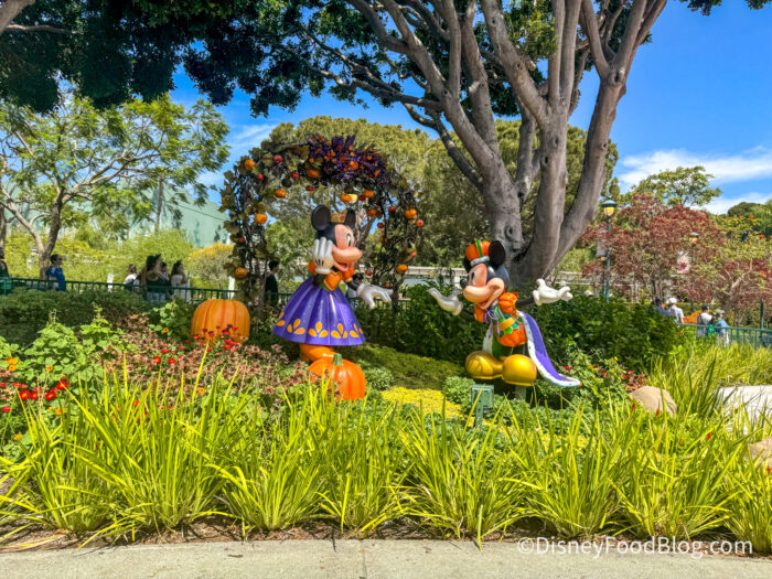2026-dlr-disneyland-park-halloween-decor