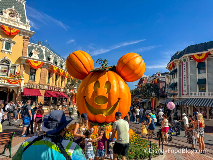 2026-dlr-disneyland-park-halloween-decor