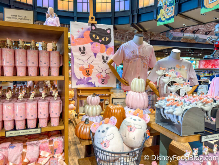 Halloween-Display-World-of-Disney-Markep